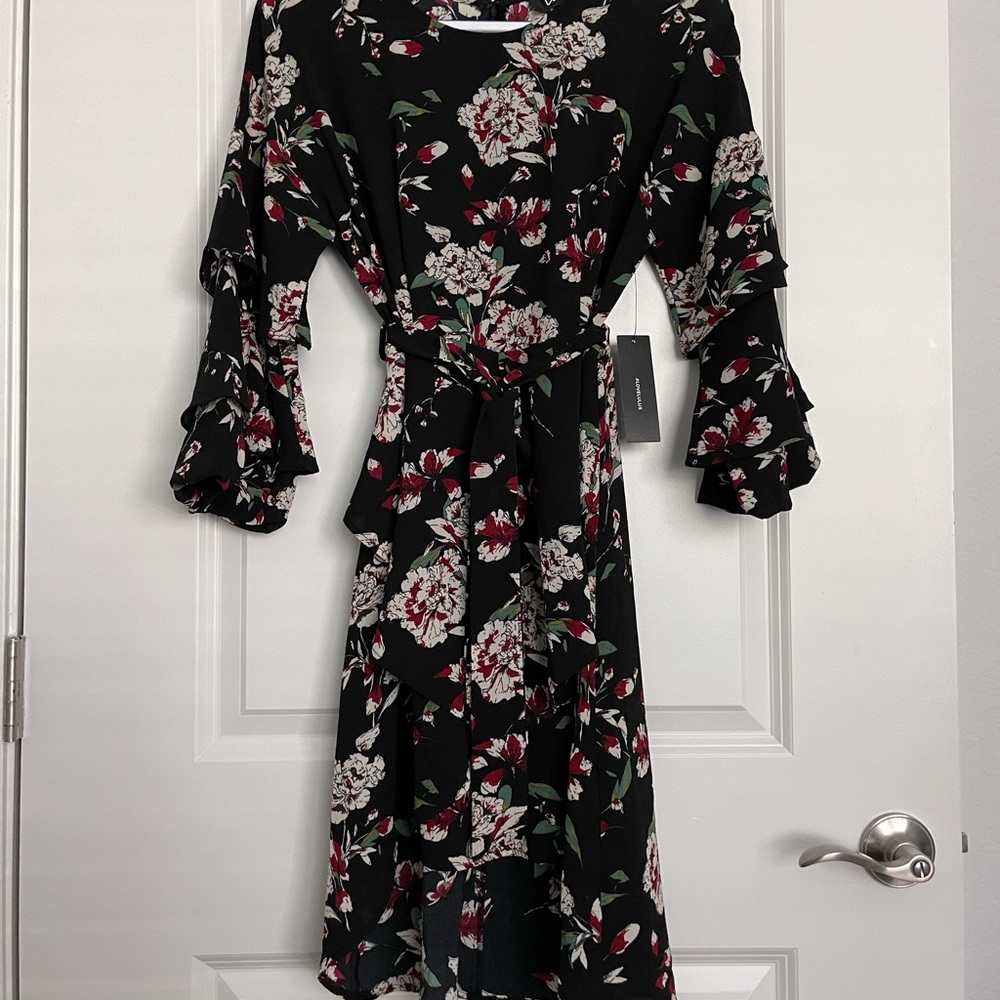 LULU’S DRESS - Picture 2 of 8